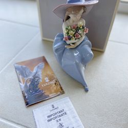 LLadro Fragant Bouquet Girl Figurine
