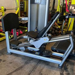 Life Fitness Signature Series Seated Leg Press. Commercial Gym Equipment. 