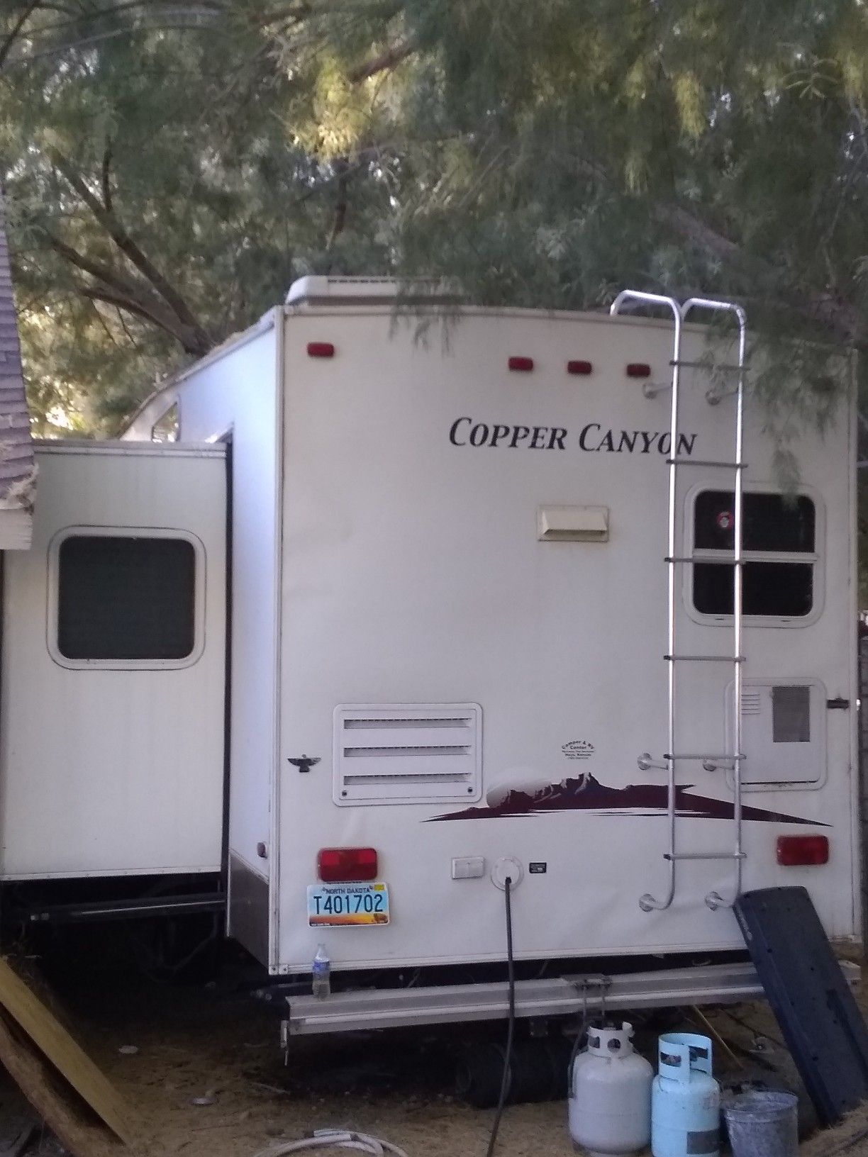 Fifth wheel camper