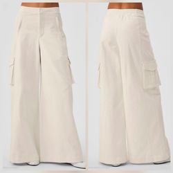 Alo Women’s Wide Leg Cargo Show Off Trouser, Yvory Women's Size Small