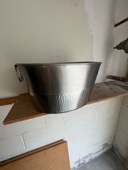 Large metal beverage/ice tub with handles