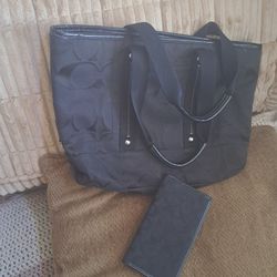 GOOD CONDITIONS " COACH MEDIUM SIZE TOTE/PURSE WITH CHECKBOOK HOLDER 40$