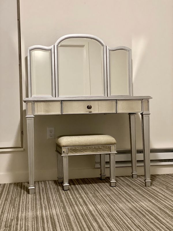 Hayworth Silver Mirrored Vanity Set (Pier 1) for Sale in Seattle, WA OfferUp