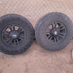 Rines 16.   Se venden los puros rines las llantas no sirven  un rin  ya no sirve.  Si alguien se interesa  $140.00.  Los traia una suburban 2003 6 bir