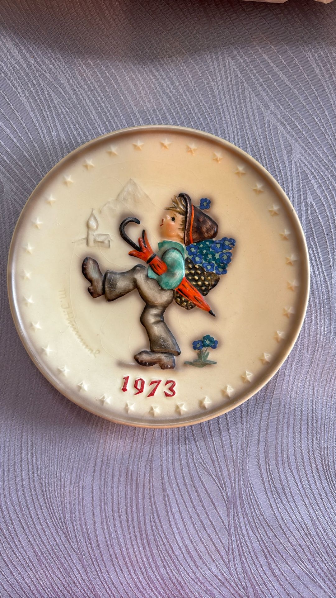 1973 Hummel Annual Plate, featuring the "Globe Trotter"