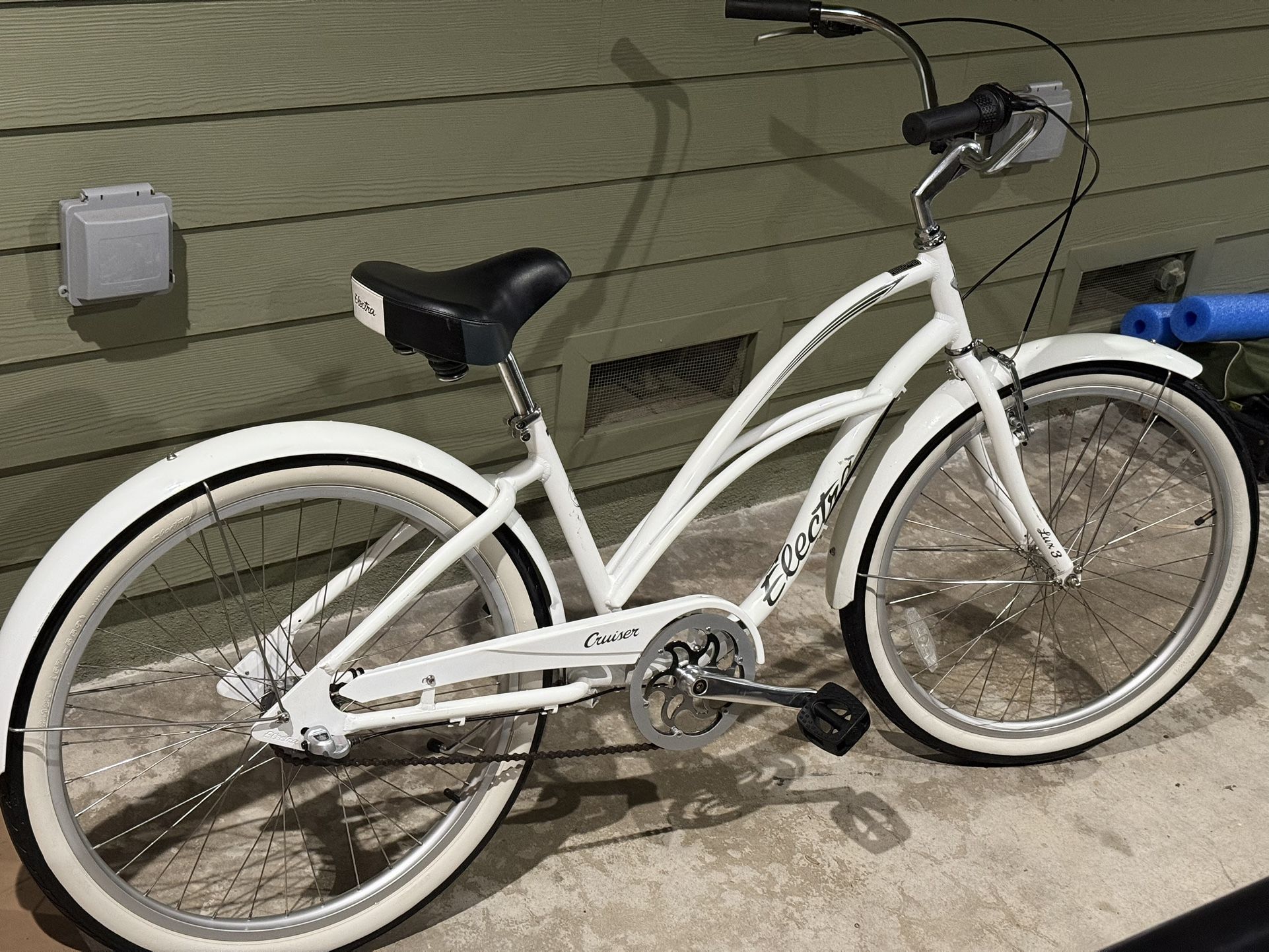 Electra lux 3i aluminum frame stepthru beach cruiser with color matched fenders great shape 