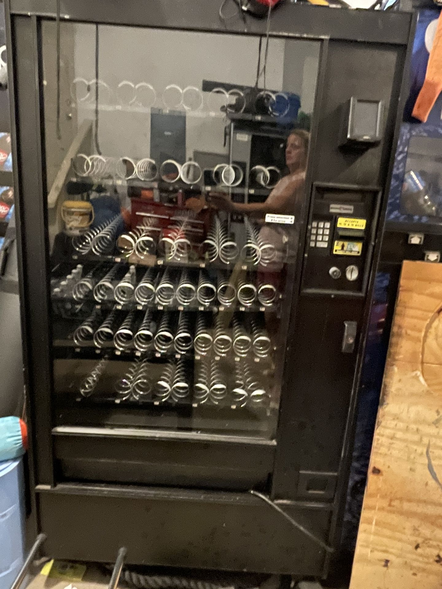 Snack vending machine