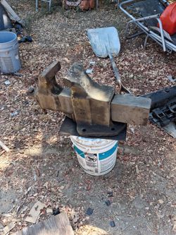Heavy Duty Cast Iron Bench Vise