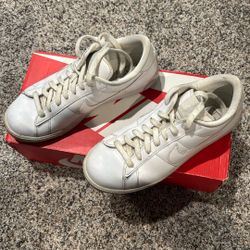 Nike Women’s Tennis Classic Shoes
