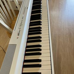 Yamaha p-125 digital piano White Like new 