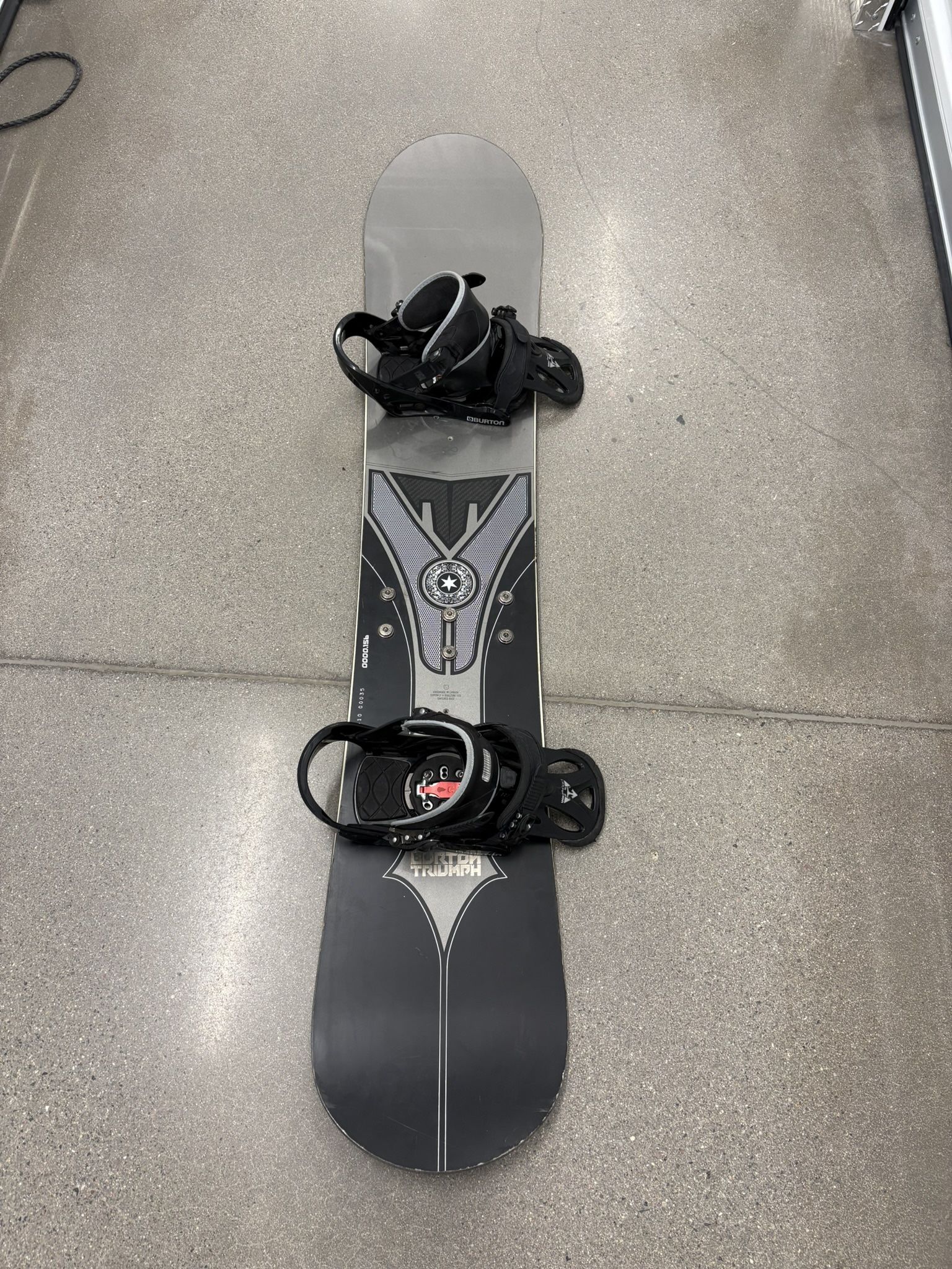 Burton Triumph 156CM Men’s Snowboard Includes Burton Bindings