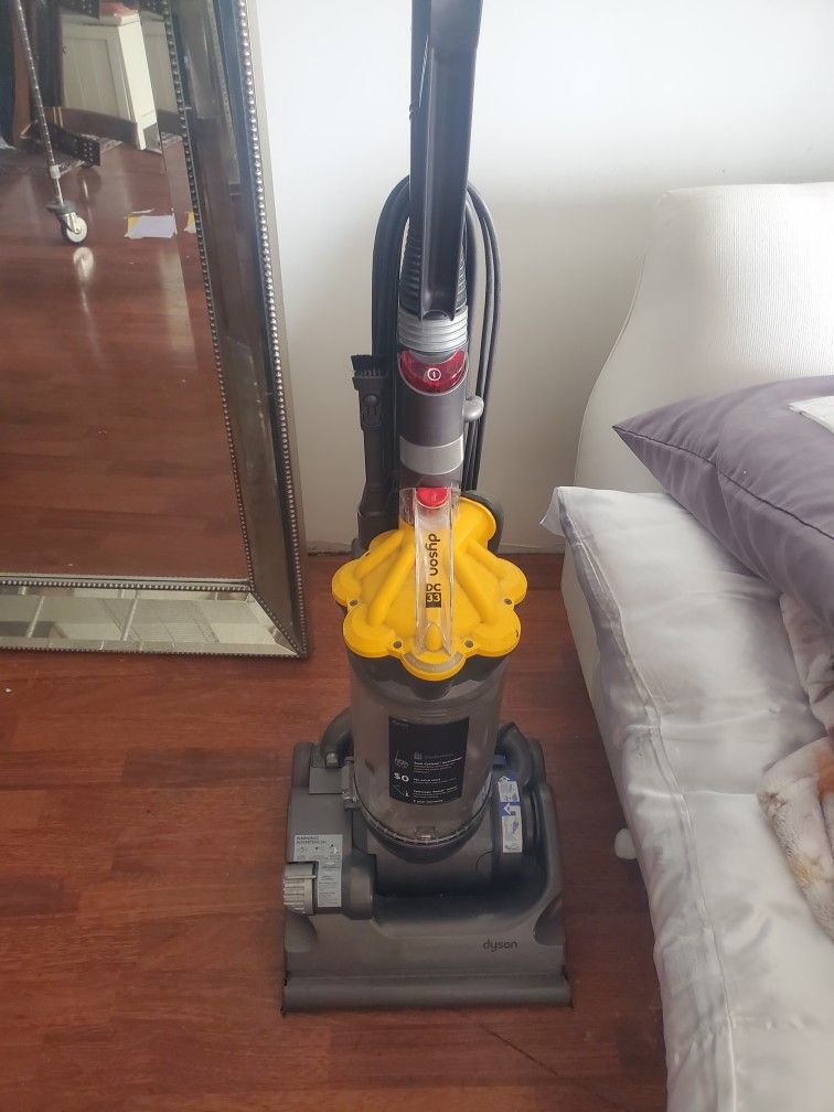 Dyson DC33 Upriht Vacuum Cleaner