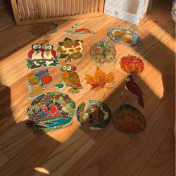 Lot of stain glass hangings - pair of owls only 