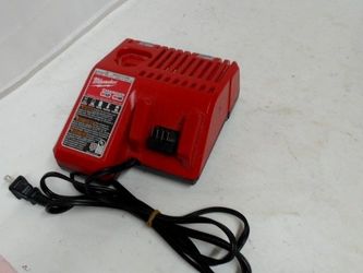 Milwakee charger (53471 )