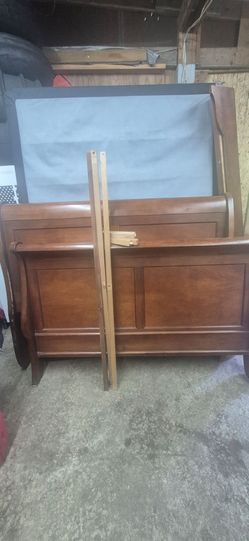Queen sleigh bed