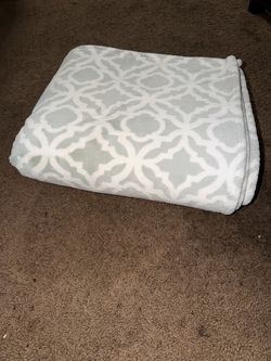 Plush throw blanket