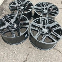 2025 THEY ARE A LITLE SCRATCHED ON THE STONE IT'S JUST THE PAINT OEM ORIGINAL CHEVY SILVERADO 20 INCH BLACK $ 650 FIRM. 