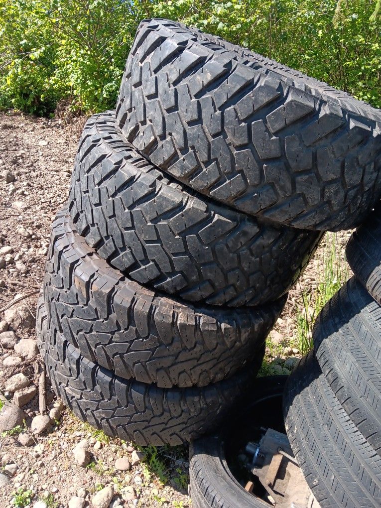 35X12.50R17 Mud Terrian Tires