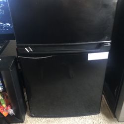 Mini Friedge Daewoo Have A Hit In Corner But Works Really Good $110