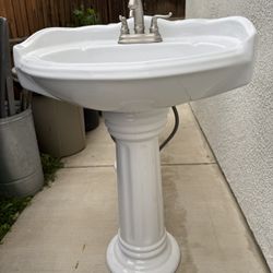 Pedestal Sink 