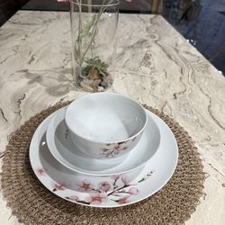 Dishes set service for 4