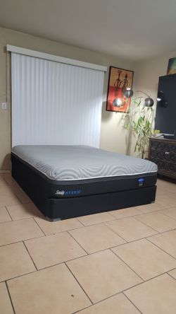 VERY NICE QUEEN SIZE SEALY POSTUREPEDIC HYBRID MATTRESS AND BOXSPRING FOR SALE! IN GREAT CONDITION, FREE DELIVERY