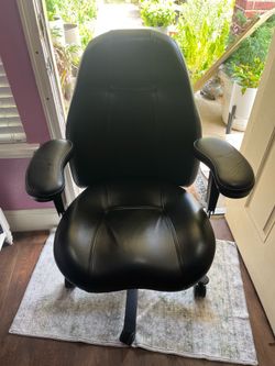 Se vende silla para oficina casi nueva de pura piel