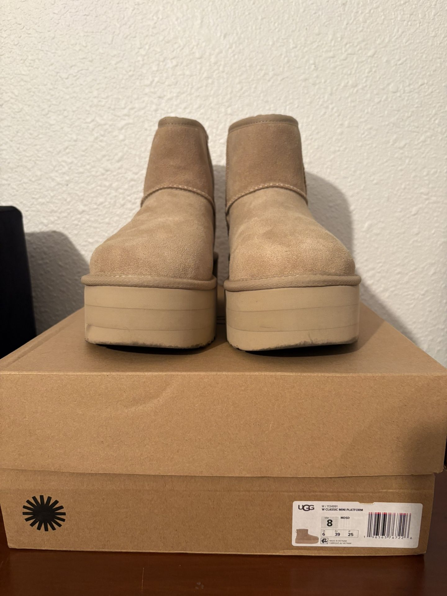 UGG Platform Size 8