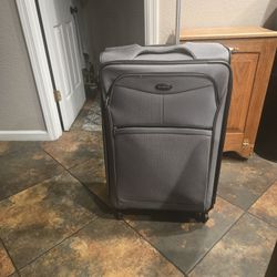 Full Size Suitecase Excellent Condition 50.00 Or Bedt Offer 