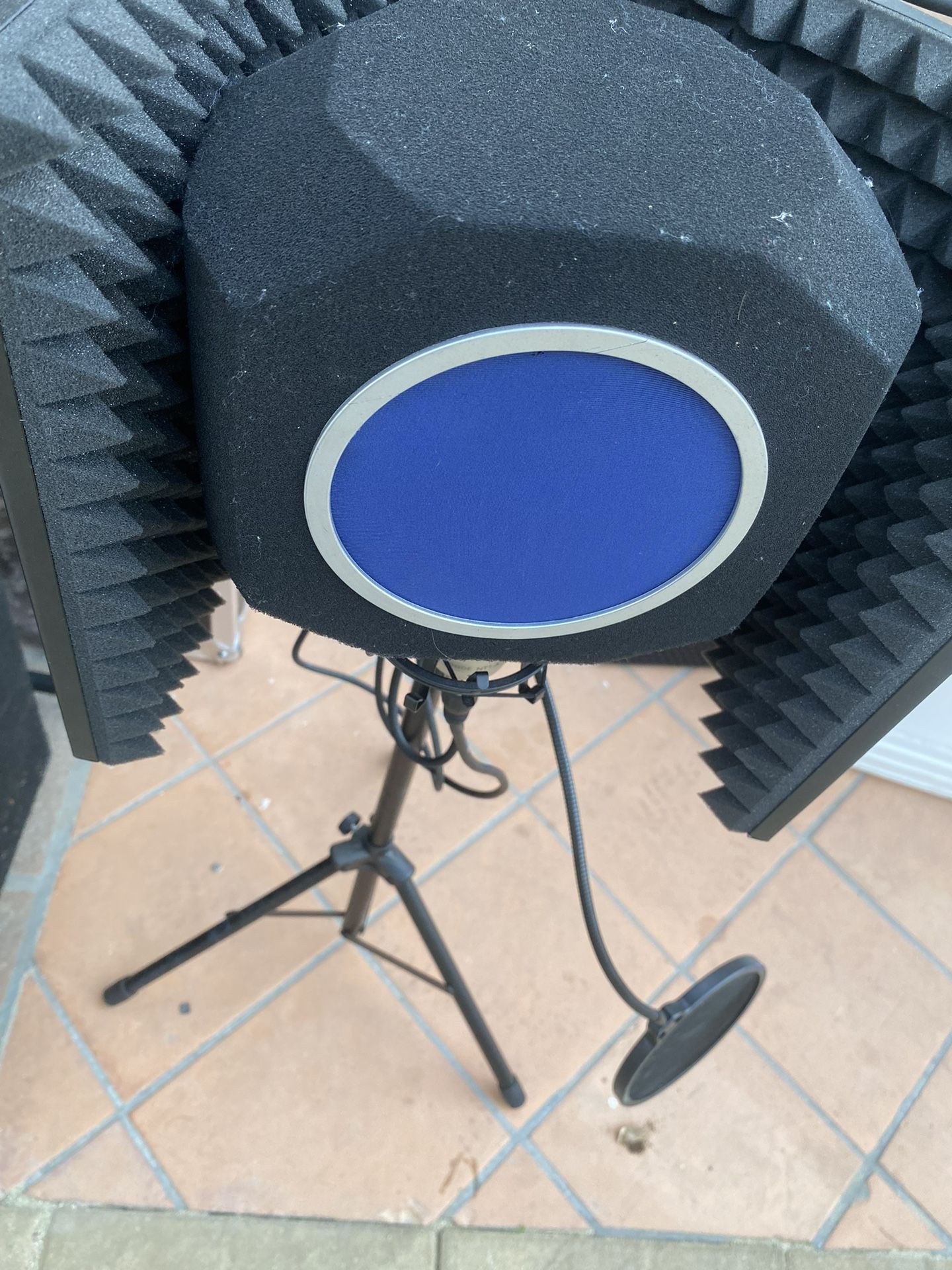 Short Mic Stand With Foam Cancellation