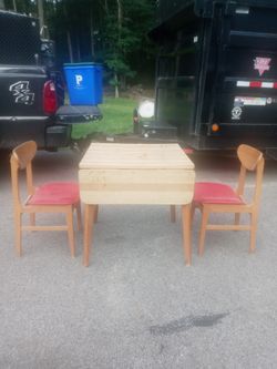 Mid Century Modern Table & Chairs