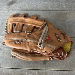 Worth RD4-13R Baseball Glove Leather Left Hand Throw Adult Red Dot Series