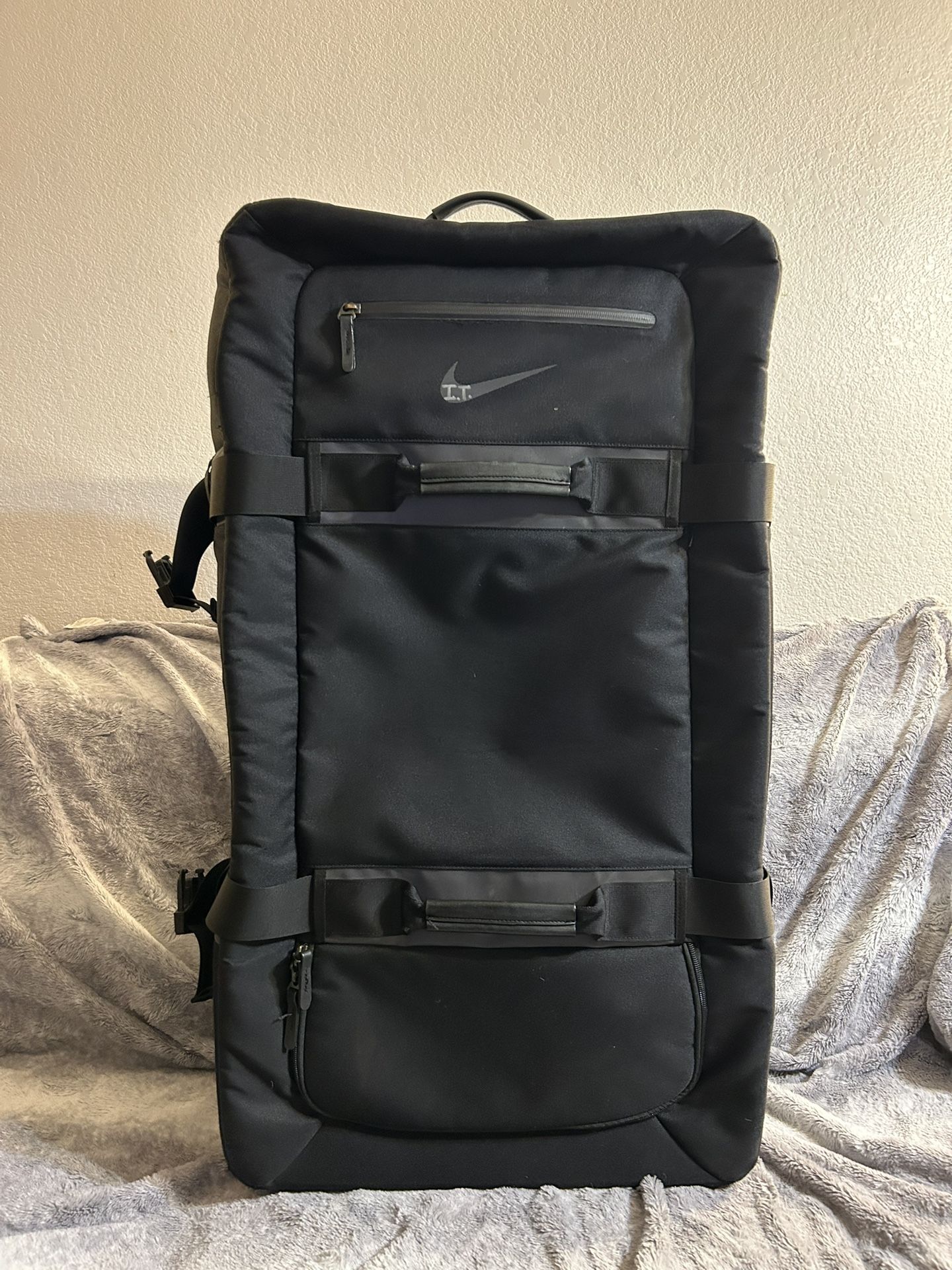 nike backpack on wheels Air Hybrid 2 Golf Bag NKN1003478 lined top pocket safeguards your laptop and valuables Nike Varsity Elite Backpack (32L)