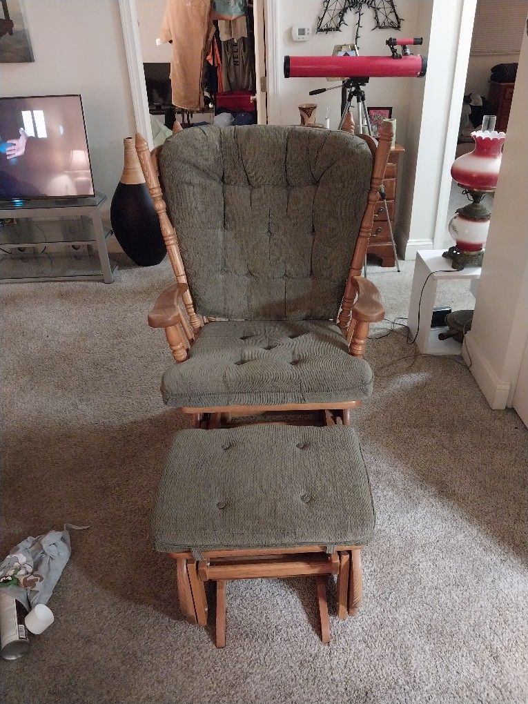 Hardwood "Newport"Four Post Upholstered Glider Chair And Upholstered Glider Ottoman
