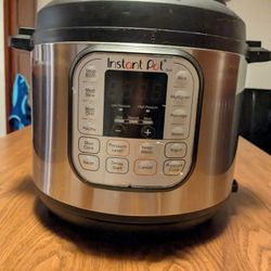 Instant Pot 6 Quart Pressure Cooker Excellent Condition
