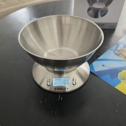 EtekCity Electronickitchen scale.