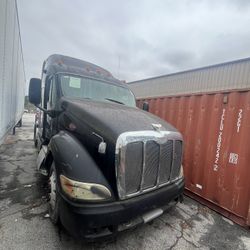 2011 Peterbilt Semi Truck