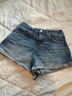 ☀️ Wild Fable Distressed Denim Shorts – Size 6R