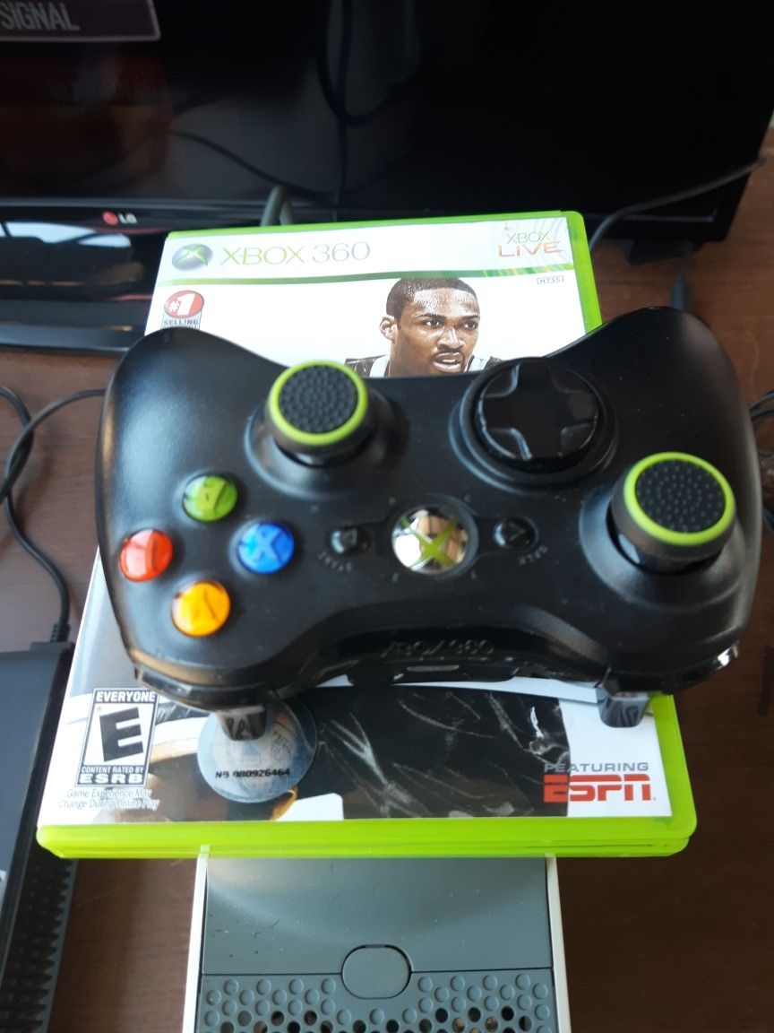 XBOX 360 WITH ONE GAME AND ONE CONTROL