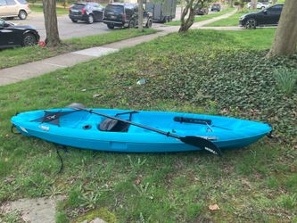 Pelican r100x 10foot blue kayak with paddle cash only