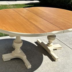 Beautiful Dining Table with 2 Leaves