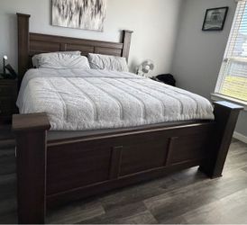 Kind size bed set brown