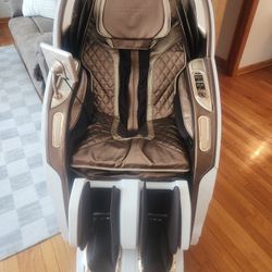 Brand new massage chair six weeks old 4D  Full body massage.
Zero gravity With body.scan And 
Many other features