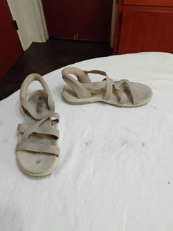 Ladies Skechers Size 10-12 medium