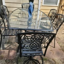 Beautiful Outdoor Dining Set In Good Condition 