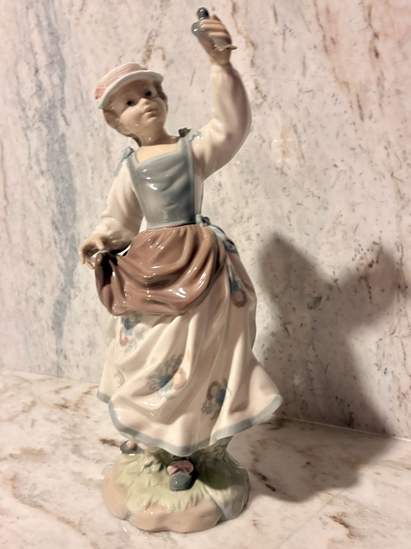 LLADRO (SPAIN) HAND-MADE PORCELAIN FIGURINE OF A YOUNG WOMAN WITH BIRD