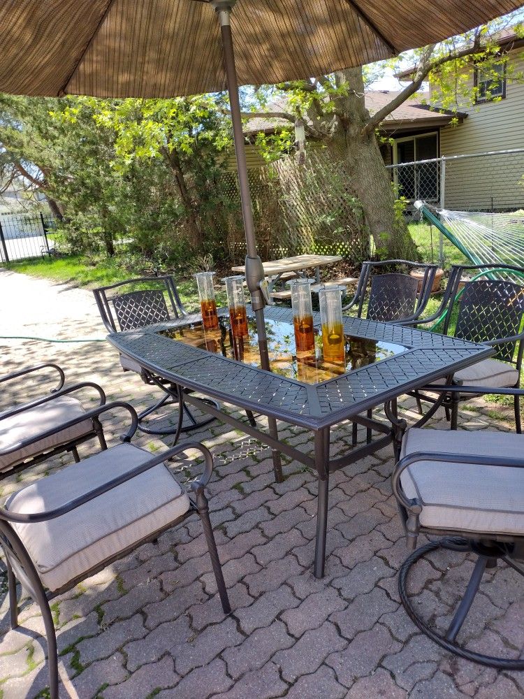 Martha Stuart Living Patio Furniture. Big Table 66"x 40 ", 6 Chairs ( 4 Regular, 2 Swivels)  12 Cushions, Big Umbrella 🏖️.