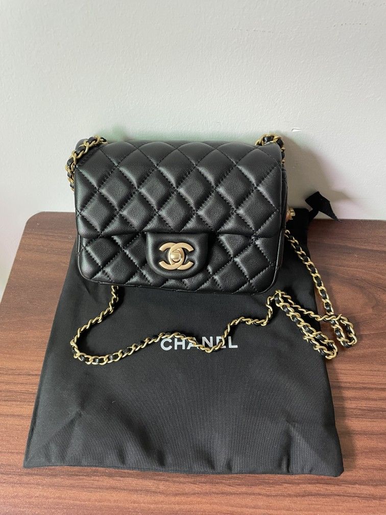 Chanel CF mini
Lambskin & Gold-Tone Metal Shoulder Bag