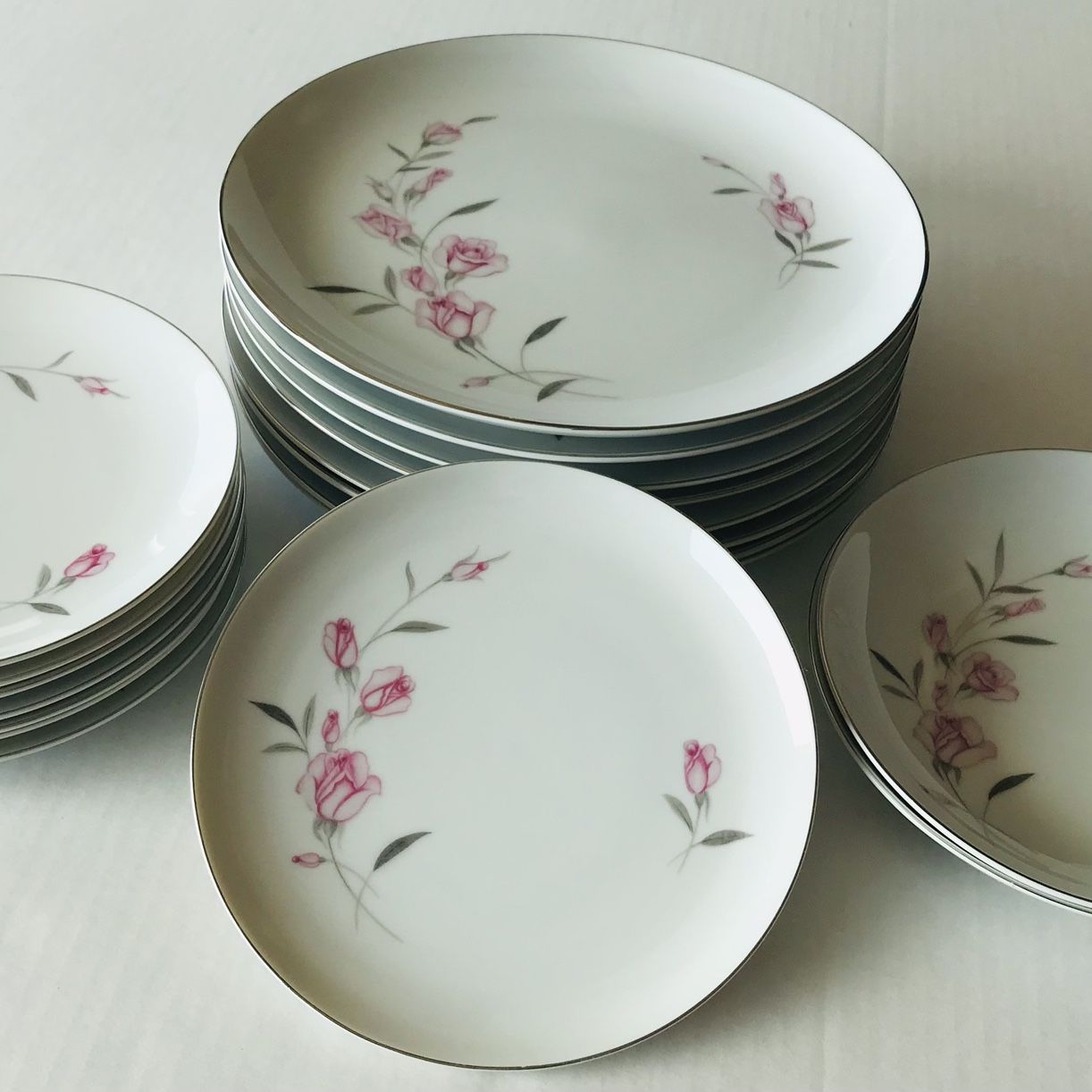 Crest Wood Fine China / 18 Pieces / Made in Japan / Pink Rose Design