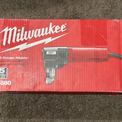 Milwaukee 10 Gauge Nibbler 